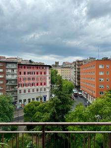 een uitzicht op een stad met hoge gebouwen bij Maison Floran appartamento in centro a Trieste in Trieste