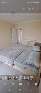 um quarto com uma cama grande num quarto em 2-комнатная квартира в административном центре. em Türkistan