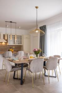 eine Küche und ein Esszimmer mit Tisch und Stühlen in der Unterkunft Villa Teuta in Kaštel Stari