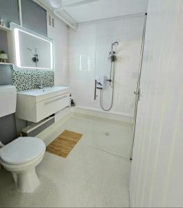 Ένα μπάνιο στο Kemptown Apartments Suite - Central - by the Sea and Brighton Pier