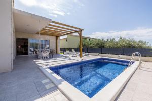 ein Swimmingpool im Hinterhof eines Hauses in der Unterkunft Villa Teuta in Kaštel Stari + 34 Fotos