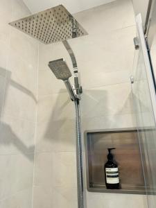 een douche met een douchekop in een badkamer bij Maison Floran appartamento in centro a Trieste in Trieste