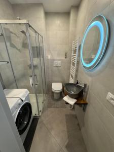 een badkamer met een glazen douche en een wastafel bij Maison Floran appartamento in centro a Trieste in Trieste +17 foto's