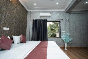 Un ou plusieurs lits dans un hébergement de l'établissement 4BHK Shruti Home Stay