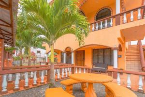 una mesa y una palmera frente a un edificio en FORTUNA FLAT #1 BEST VALUE & Cozy, en Fortuna