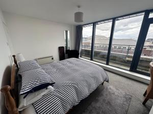 Postel nebo postele na pokoji v ubytování Grand Canal Dock