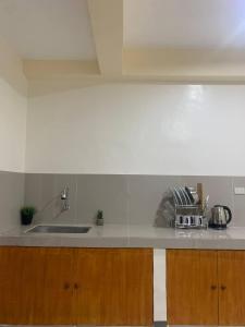uma cozinha com um lavatório e uma bancada em Llaguno City Inn em General Santos