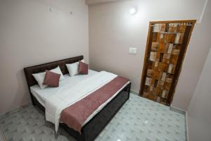 Un ou plusieurs lits dans un hébergement de l'établissement 4BHK Shruti Home Stay