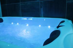 Fotografie z fotogalerie ubytování Love Room Une Pause à Deux - Jacuzzi - Chambre Secrète v destinaci Château-Landon