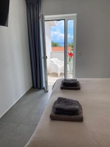 Postel nebo postele na pokoji v ubytování Seaview Kamenjak