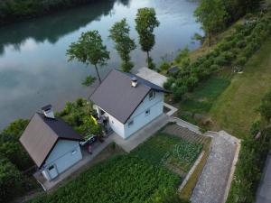 una vista aérea de una casa junto a un río en Vikendica pored Drine Foča, en Handići