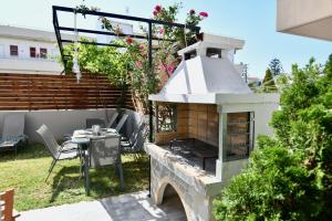 Vonkajšia záhrada v ubytovaní Dionysus seaside villa