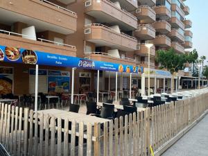 Restauracja lub miejsce do jedzenia w obiekcie Luxury Apartment 1ª linea de playa Marina D'Or