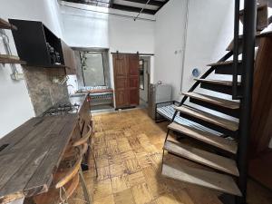 cocina con escalera de madera en una habitación en RollinKeepers House, en Cali