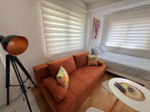 un soggiorno con divano e letto di Afrika Apartment a Brčko