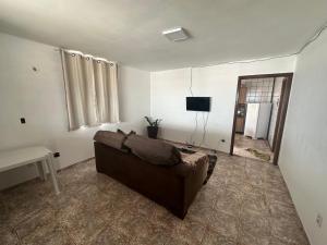 a living room with a couch and a television at Casa de praia in São-José-do-Ribamar