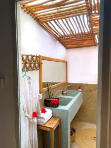 y baño con lavabo y espejo. en Lala Land Lodge, en Kizimkazi