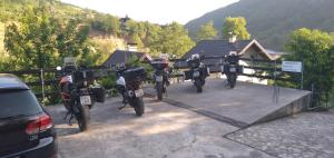 um grupo de motociclos estacionados em frente a uma casa em Apartman na Drini em Foca