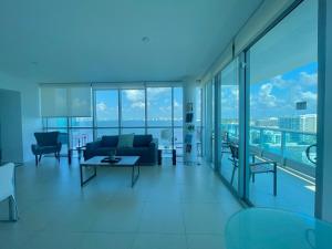 salon z kanapą i stołem w obiekcie Monte Carlo Suites in Miami Beach w Miami Beach