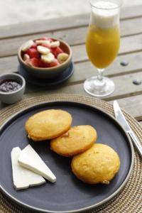 - un plateau avec des biscuits, un bol de fruits et une boisson dans l'établissement Sal Si Puedes, à Tintipan Island