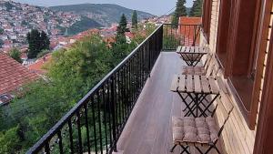 克魯舍沃的住宿－Vila Marija，阳台设有2张长椅,享有城市美景。