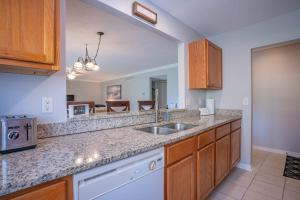 een keuken met een spoelbak en een aanrechtblad bij Lovely 3 bedroom first floor condo on golf course in Sarasota