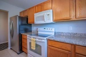 een keuken met een wit fornuis en een magnetron bij Lovely 3 bedroom first floor condo on golf course in Sarasota