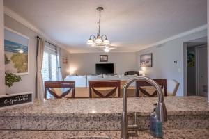een keuken en eetkamer met een tafel en een spoelbak bij Lovely 3 bedroom first floor condo on golf course in Sarasota +32 foto's