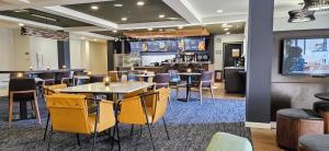 Restaurace v ubytování Courtyard by Marriott Anchorage Airport