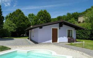 ein kleines weißes Haus mit einem Pool davor in der Unterkunft Villa Giorgia in Borgo Val di Taro