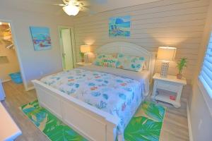 1 dormitorio con 1 cama y 2 mesitas de noche en Updated Condo with Pool, Walk to Crescent Beach & Restaurants!, en Sarasota