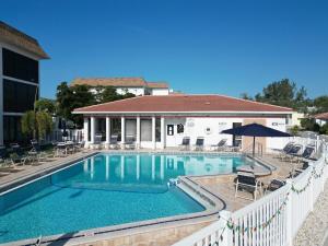 una piscina con sedie e un edificio di 2 bed 2 bath centrally located on Siesta Key a Sarasota