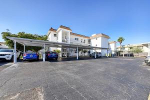 um parque de estacionamento com carros estacionados em frente a um edifício em 2 bed 2 bath centrally located on Siesta Key em Sarasota