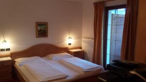 Ein Bett oder Betten in einem Zimmer der Unterkunft Hotel Garnì Gardena - Appartments