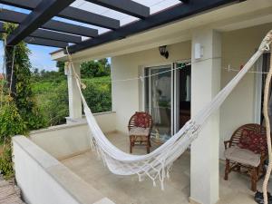 eine Hängematte auf der Veranda eines Hauses in der Unterkunft VanjAna 2 in Ðenovići