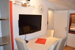 TV a/nebo společenská místnost v ubytování Apartments Kivi