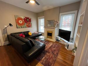 Μια τηλεόραση ή/και κέντρο ψυχαγωγίας στο 2 BR Totally Renovated and Chic +12 φωτογραφίες