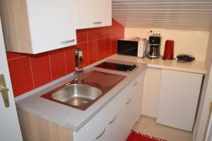 Kuchyň nebo kuchyňský kout v ubytování Apartments Kivi