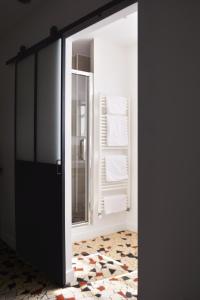 een kamer met een deur naar een kamer met een raam bij SweetHomeVersailles 5mn walk from the Palace in Versailles