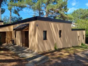 ラカノーにあるVitanova Sunset Lacanau Océanの黒屋根の小屋