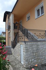 um edifício com escadas e uma varanda em Apartments Kivi em Novigrad
