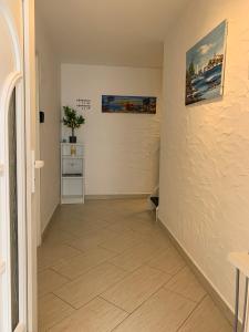 um corredor vazio com uma parede branca e uma mesa em Apartments Kivi em Novigrad