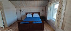 mały pokój z łóżkiem w domu w obiekcie Barents sea window w mieście Ytre Kiberg