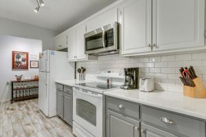 Η κουζίνα ή μικρή κουζίνα στο Walk to Harbour Town Quaint Sea Pines Gem