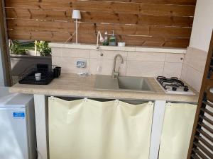 een keuken met een wastafel en een fornuis bij Casa Daniela in Torre delle Stelle