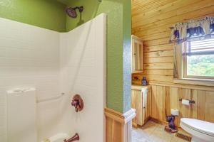 Ένα μπάνιο στο 4 Mi to Grandfather Mountain Cabin in Newland! +26 φωτογραφίες
