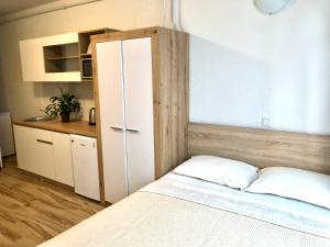 Postel nebo postele na pokoji v ubytování OSapart hotel in a complex Semycvit 4