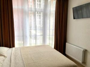 Postel nebo postele na pokoji v ubytování OSapart hotel in a complex Semycvit 4