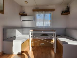 Habitación pequeña con 2 camas y ventana en Franceses, en Chiclana de la Frontera
