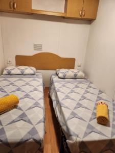 dwa łóżka siedzące obok siebie w pokoju w obiekcie Franceses w mieście Chiclana de la Frontera